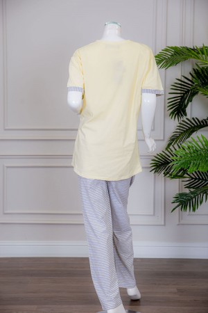 بيجاما نسائية قطعتين تيشيرت لون ليموني بياقة دائرية بأزرار مزينة برسومات من الأمام مع بنطلون طويل مخطط 