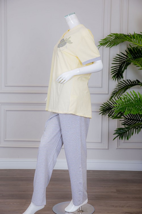 بيجاما نسائية قطعتين تيشيرت لون ليموني بياقة دائرية بأزرار مزينة برسومات من الأمام مع بنطلون طويل مخطط