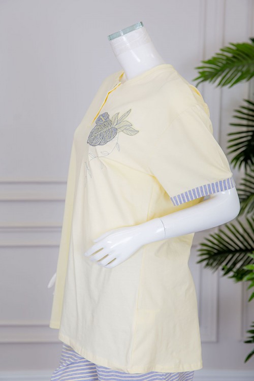 بيجاما نسائية قطعتين تيشيرت لون ليموني بياقة دائرية بأزرار مزينة برسومات من الأمام مع بنطلون طويل مخطط