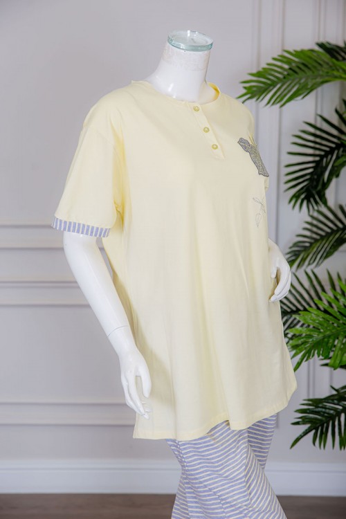 بيجاما نسائية قطعتين تيشيرت لون ليموني بياقة دائرية بأزرار مزينة برسومات من الأمام مع بنطلون طويل مخطط