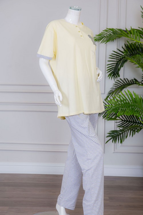 بيجاما نسائية قطعتين تيشيرت لون ليموني بياقة دائرية بأزرار مزينة برسومات من الأمام مع بنطلون طويل مخطط