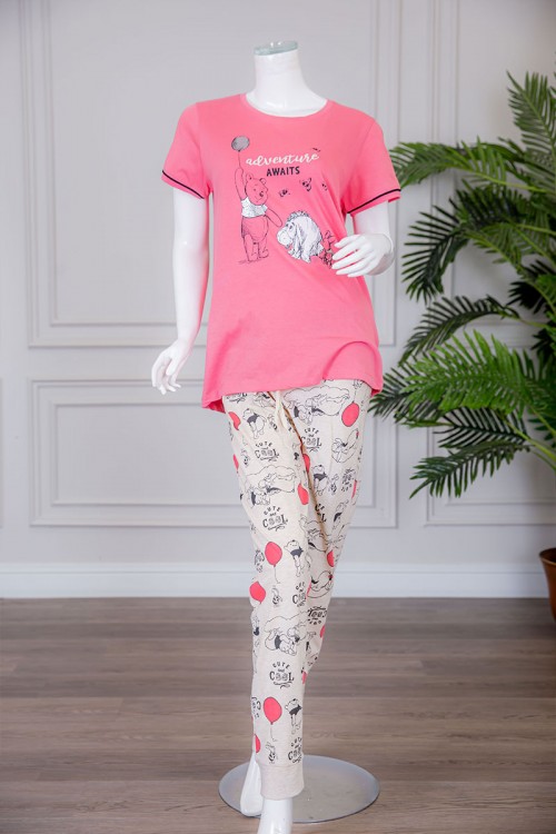 بيجاما نسائية قطعتين تيشيرت لون وردي بياقة دائرية مع بنطلون طويل لون بيج برباط في الخصر مزينة بكتابات و رسومات