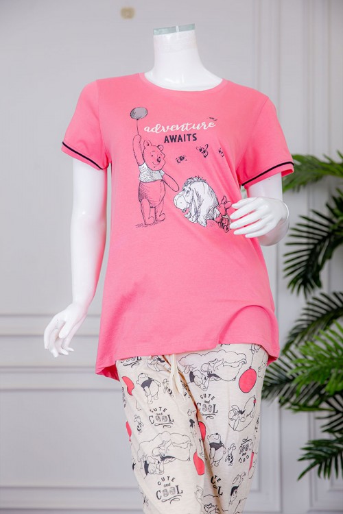 بيجاما نسائية قطعتين تيشيرت لون وردي بياقة دائرية مع بنطلون طويل لون بيج برباط في الخصر مزينة بكتابات و رسومات