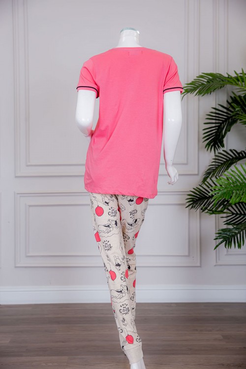بيجاما نسائية قطعتين تيشيرت لون وردي بياقة دائرية مع بنطلون طويل لون بيج برباط في الخصر مزينة بكتابات و رسومات