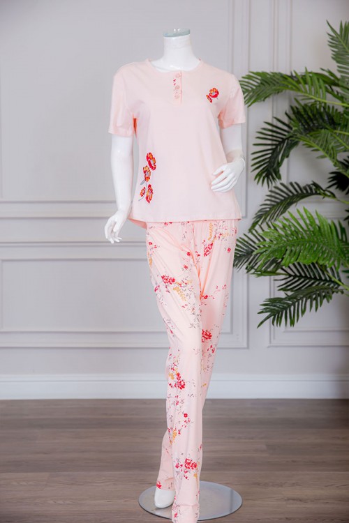 بيجاما نسائية قطعتين لون خربزي تيشيرت بياقة دائرية بأزرار مزينة برسومات مطرزة من الأمام مع بنطلون طويل مشجر