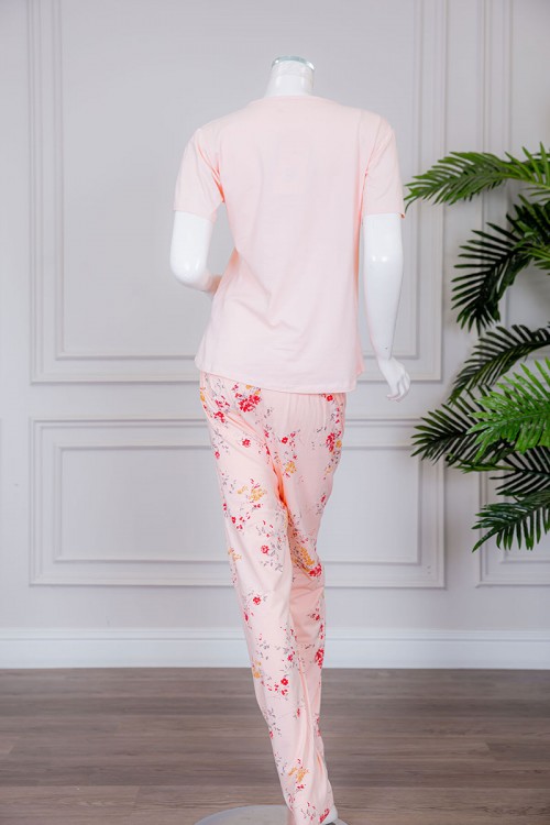 بيجاما نسائية قطعتين لون خربزي تيشيرت بياقة دائرية بأزرار مزينة برسومات مطرزة من الأمام مع بنطلون طويل مشجر