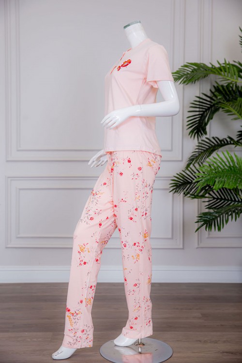 بيجاما نسائية قطعتين لون خربزي تيشيرت بياقة دائرية بأزرار مزينة برسومات مطرزة من الأمام مع بنطلون طويل مشجر