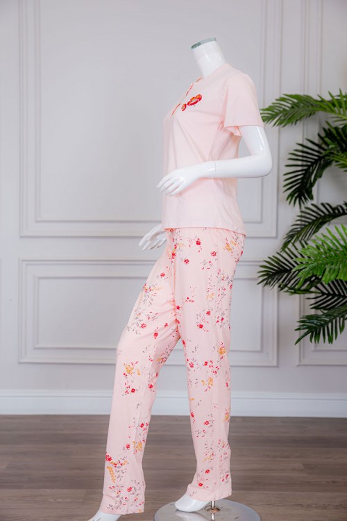 بيجاما نسائية قطعتين لون خربزي تيشيرت بياقة دائرية بأزرار مزينة برسومات مطرزة من الأمام مع بنطلون طويل مشجر