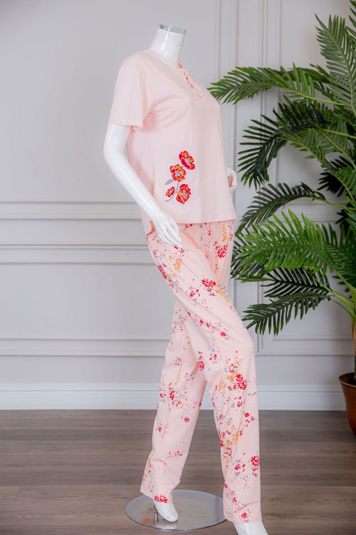 بيجاما نسائية قطعتين لون خربزي تيشيرت بياقة دائرية بأزرار مزينة برسومات مطرزة من الأمام مع بنطلون طويل مشجر