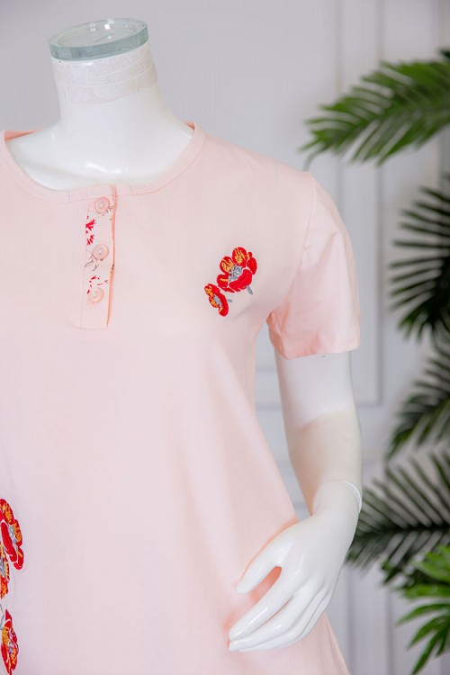 بيجاما نسائية قطعتين لون خربزي تيشيرت بياقة دائرية بأزرار مزينة برسومات مطرزة من الأمام مع بنطلون طويل مشجر