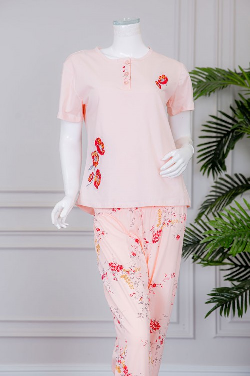 بيجاما نسائية قطعتين لون خربزي تيشيرت بياقة دائرية بأزرار مزينة برسومات مطرزة من الأمام مع بنطلون طويل مشجر