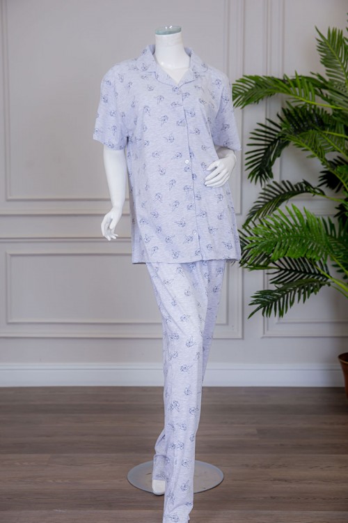 بيجاما نسائية قطعتين لون رمادي مزينة برسومات بلوزة بياقة مطوية بأزرار من الأمام مع بنطلون طويل