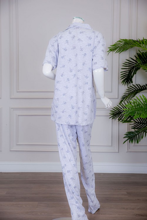 بيجاما نسائية قطعتين لون رمادي مزينة برسومات بلوزة بياقة مطوية بأزرار من الأمام مع بنطلون طويل