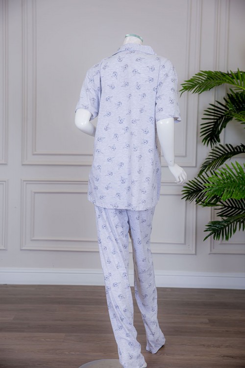 بيجاما نسائية قطعتين لون رمادي مزينة برسومات بلوزة بياقة مطوية بأزرار من الأمام مع بنطلون طويل