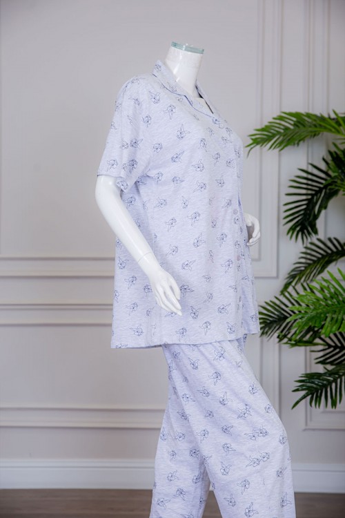 بيجاما نسائية قطعتين لون رمادي مزينة برسومات بلوزة بياقة مطوية بأزرار من الأمام مع بنطلون طويل