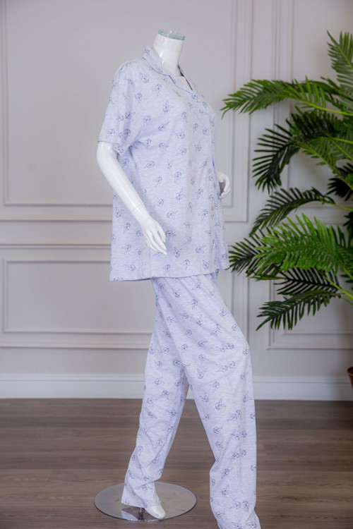 بيجاما نسائية قطعتين لون رمادي مزينة برسومات بلوزة بياقة مطوية بأزرار من الأمام مع بنطلون طويل