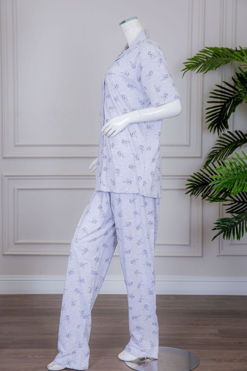 بيجاما نسائية قطعتين لون رمادي مزينة برسومات بلوزة بياقة مطوية بأزرار من الأمام مع بنطلون طويل