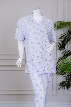 بيجاما نسائية قطعتين لون رمادي مزينة برسومات بلوزة بياقة مطوية بأزرار من الأمام مع بنطلون طويل