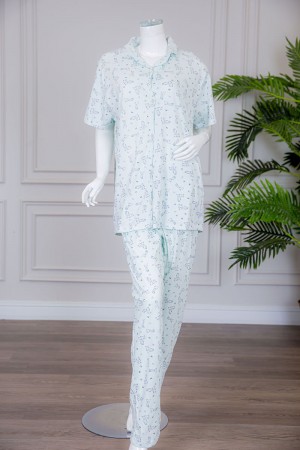بيجاما نسائية قطعتين لون تيفاني فاتح مزينة برسومات بلوزة بياقة مطوية بأزرار من الأمام مع بنطلون طويل