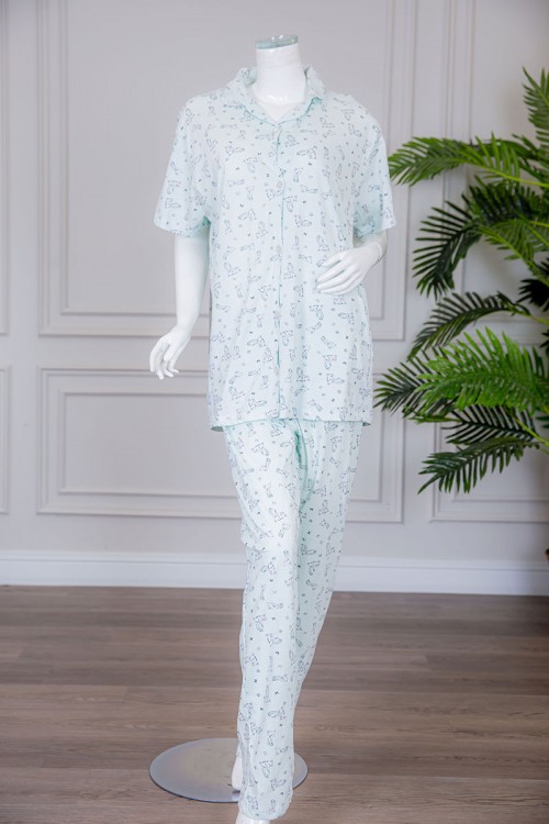 بيجاما نسائية قطعتين لون تيفاني فاتح مزينة برسومات بلوزة بياقة مطوية بأزرار من الأمام مع بنطلون طويل