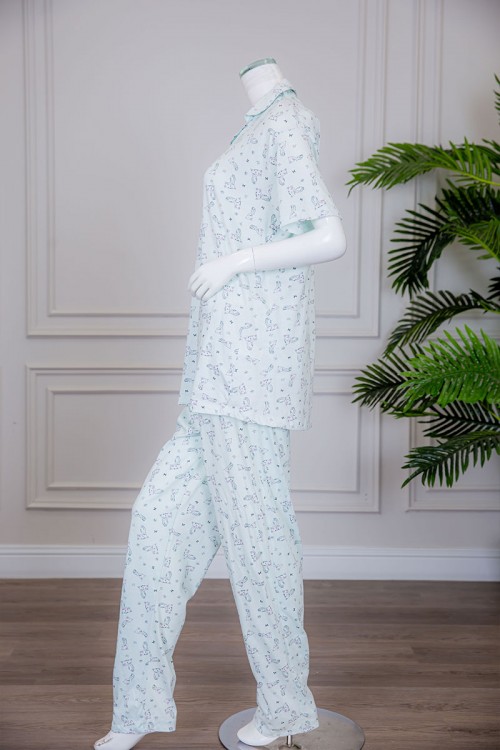 بيجاما نسائية قطعتين لون تيفاني فاتح مزينة برسومات بلوزة بياقة مطوية بأزرار من الأمام مع بنطلون طويل