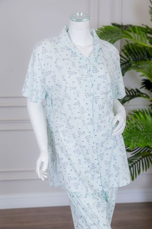 بيجاما نسائية قطعتين لون تيفاني فاتح مزينة برسومات بلوزة بياقة مطوية بأزرار من الأمام مع بنطلون طويل