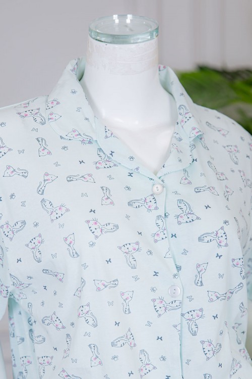 بيجاما نسائية قطعتين لون تيفاني فاتح مزينة برسومات بلوزة بياقة مطوية بأزرار من الأمام مع بنطلون طويل