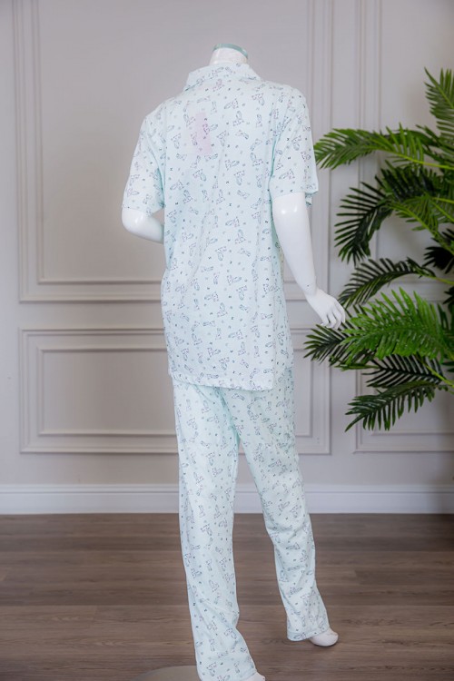 بيجاما نسائية قطعتين لون تيفاني فاتح مزينة برسومات بلوزة بياقة مطوية بأزرار من الأمام مع بنطلون طويل