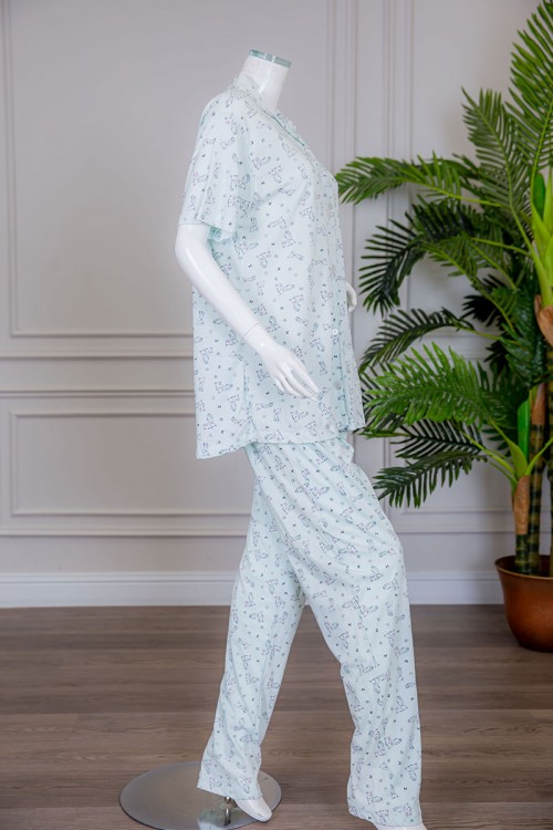 بيجاما نسائية قطعتين لون تيفاني فاتح مزينة برسومات بلوزة بياقة مطوية بأزرار من الأمام مع بنطلون طويل