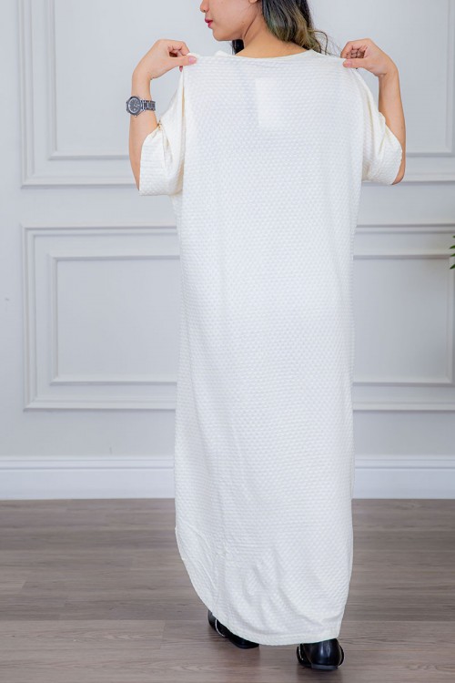 قميص نسائي قطن لون سماوي منقط بياقة دائرية و أكمام ميدي