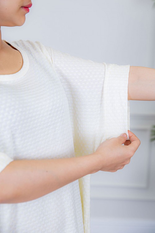 قميص نسائي قطن لون سماوي منقط بياقة دائرية و أكمام ميدي