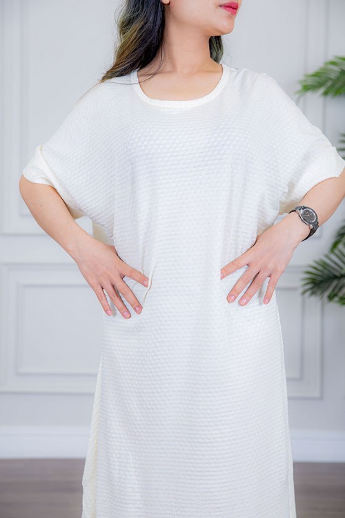 قميص نسائي قطن لون سماوي منقط بياقة دائرية و أكمام ميدي