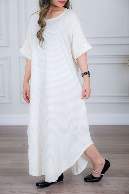 قميص نسائي قطن لون سماوي منقط بياقة دائرية و أكمام ميدي