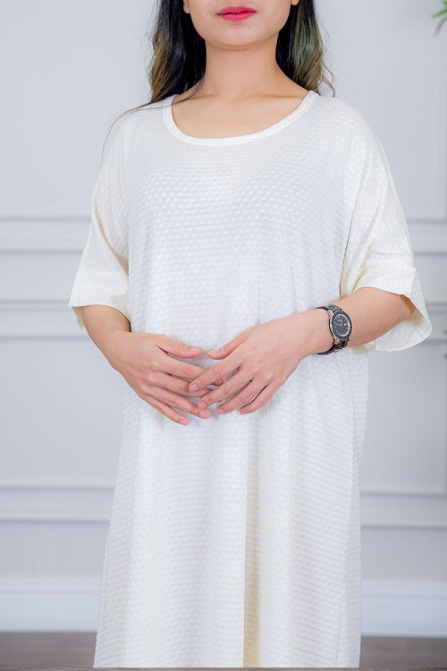 قميص نسائي قطن لون سماوي منقط بياقة دائرية و أكمام ميدي