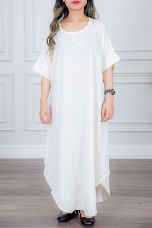 قميص نسائي قطن لون سماوي منقط بياقة دائرية و أكمام ميدي