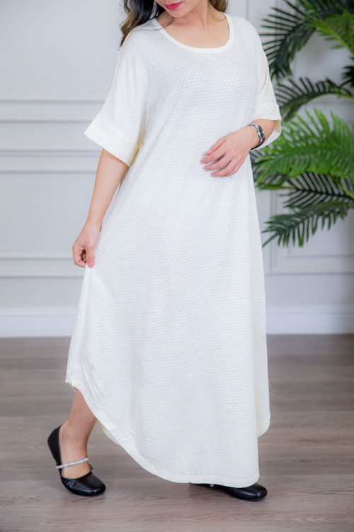 قميص نسائي قطن لون سماوي منقط بياقة دائرية و أكمام ميدي