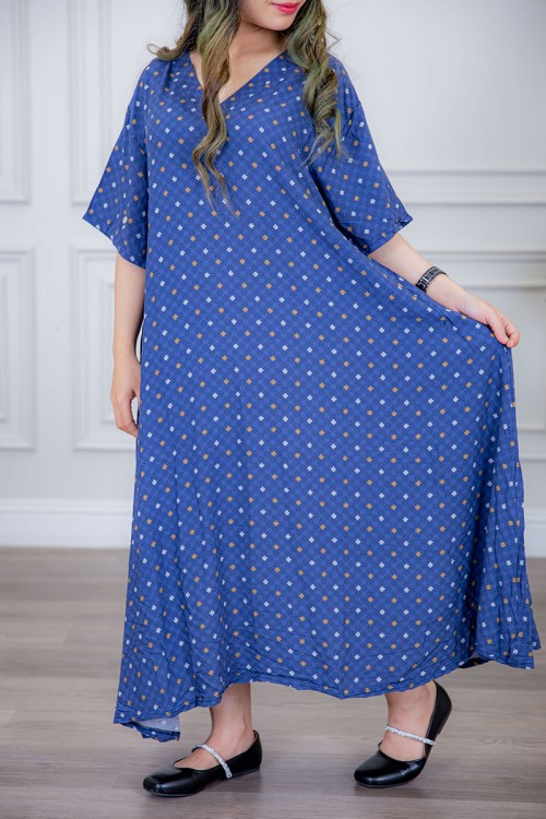 قميص نسائي لون أزرق مزين بنقوش صغيرة ياقة قصة سبعة و أكمام ميدي