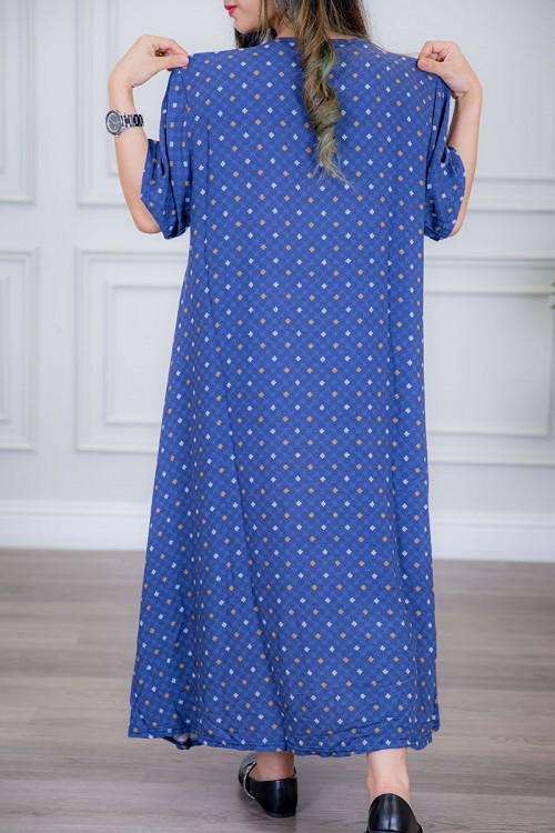 قميص نسائي لون أزرق مزين بنقوش صغيرة ياقة قصة سبعة و أكمام ميدي