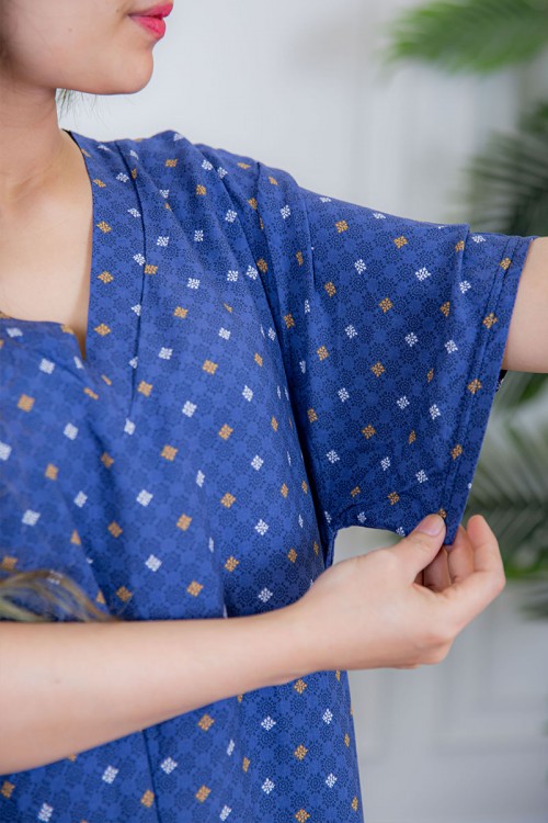 قميص نسائي لون أزرق مزين بنقوش صغيرة ياقة قصة سبعة و أكمام ميدي