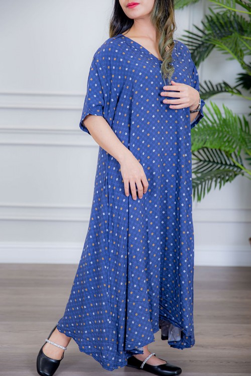 قميص نسائي لون أزرق مزين بنقوش صغيرة ياقة قصة سبعة و أكمام ميدي