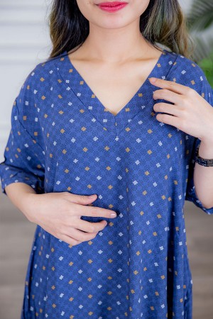 قميص نسائي لون أزرق مزين بنقوش صغيرة ياقة قصة سبعة و أكمام ميدي 