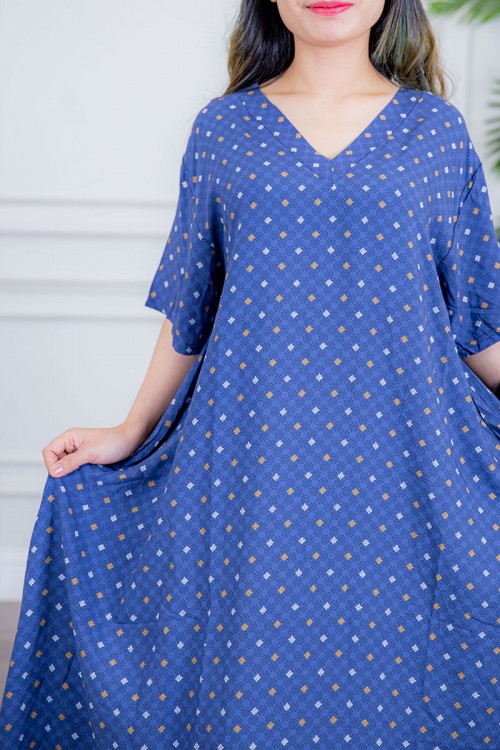 قميص نسائي لون أزرق مزين بنقوش صغيرة ياقة قصة سبعة و أكمام ميدي