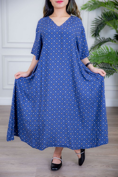 قميص نسائي لون أزرق مزين بنقوش صغيرة ياقة قصة سبعة و أكمام ميدي