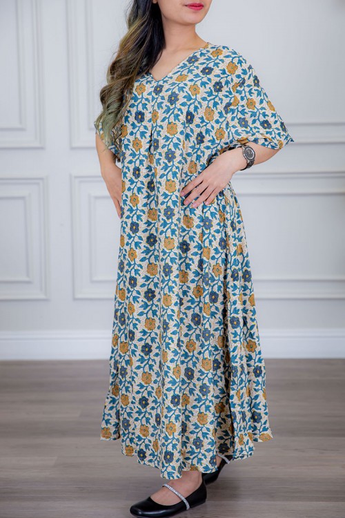 قميص نسائي لون بيج مزين بالورود الملونة ياقة قصة سبعة و أكمام ميدي