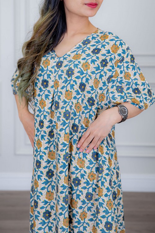 قميص نسائي لون بيج مزين بالورود الملونة ياقة قصة سبعة و أكمام ميدي