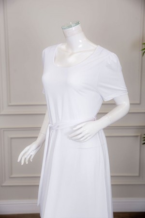 قميص نسائي طويل لون أبيض بياقة دائرية و أكمام قصيرة و رباط في الخصر 