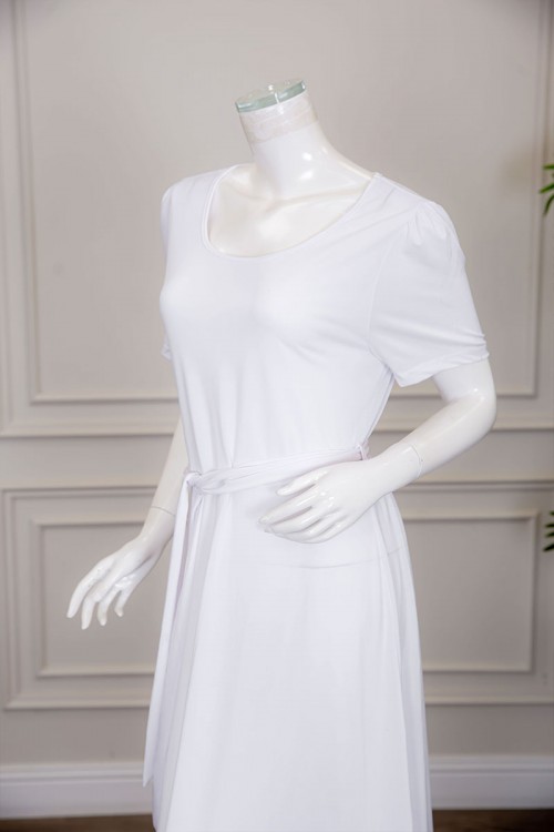 قميص نسائي طويل لون أبيض بياقة دائرية و أكمام قصيرة و رباط في الخصر