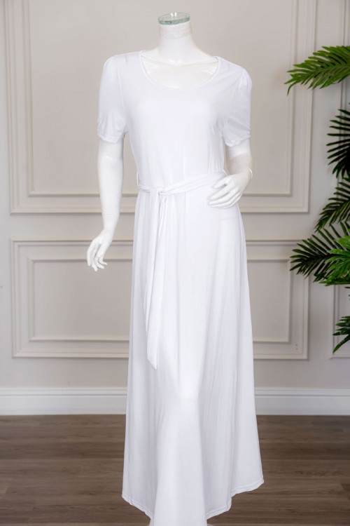 قميص نسائي طويل لون أبيض بياقة دائرية و أكمام قصيرة و رباط في الخصر