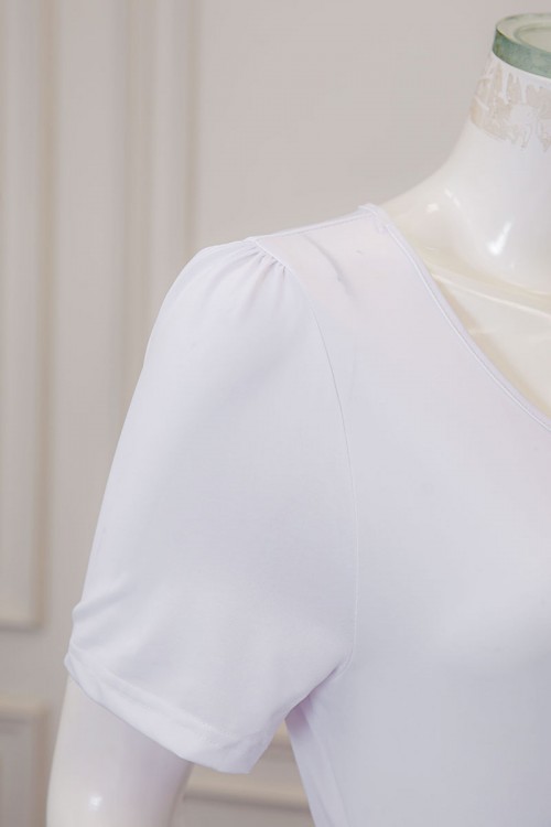 قميص نسائي طويل لون أبيض بياقة دائرية و أكمام قصيرة و رباط في الخصر