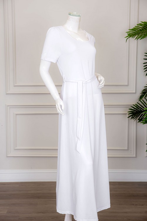 قميص نسائي طويل لون أبيض بياقة دائرية و أكمام قصيرة و رباط في الخصر